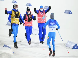 Federico Pellegrino (ITA) riceve le congratulazioni della squadra dopo aver vinto la medaglia d'argento durante la finale della sprint TL maschile di fondo dei Giochi Olimpici Invernali di Pechino 2022. (Foto di Matthias Hangst/Getty Images)