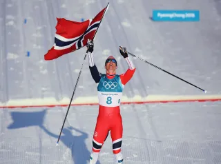 Marit Bjoergen (NOR) festeggia la vittoria della 30km Mass Start TC femminile ai Giochi Olimpici Invernali di PyeongChang 2018, Corea del Sud. (Foto di Matthias Hangst/Getty Images)