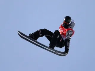 ZHANGJIAKOU, CINA - 11 FEBBRAIO: Shaun White (USA) esegue un trick in allenamento in vista della finale dell'halfpipe di snowboard maschile alle Olimpiadi invernali di Pechino 2022, al Genting Snow Park a Zhangjiakou, in Cina. (Foto di Al Bello/Getty Images)