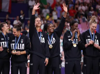 La squadra italiana di Pallavolo festeggia sul podio durante la cerimonia di premiazione dopo la partita per la medaglia d'oro femminile tra gli Stati Uniti e l'Italia ai Giochi Olimpici di Parigi 2024 (Foto di Ezra Shaw/Getty Images)